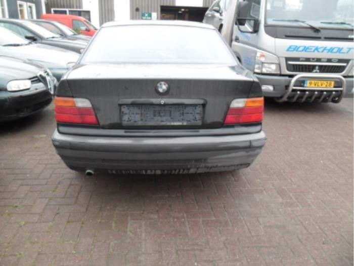 Achterlicht links van een BMW 3 serie (E36/4) 316i 1995