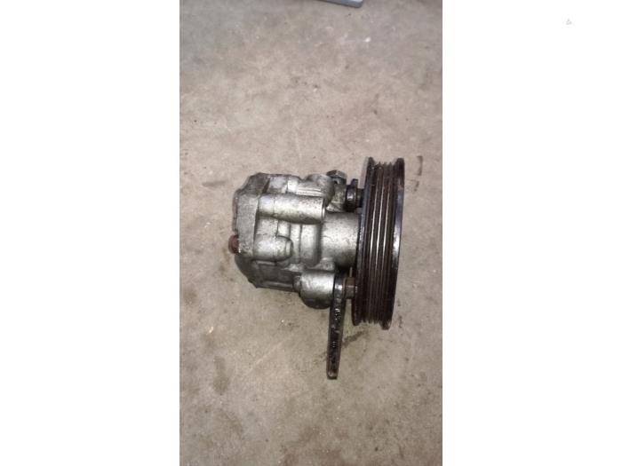 Gebruikte Pomp Servo Kia Carens II (FJ) 1.8i 16V Prijs op aanvraag aangeboden door Boekholt autodemontage B.V