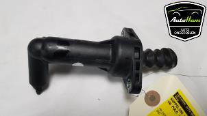 Gebruikte Koppeling Hulp Cilinder Volkswagen Polo VI (AW1) 1.0 12V BlueMotion Technology Prijs € 15,00 Margeregeling aangeboden door AutoHam