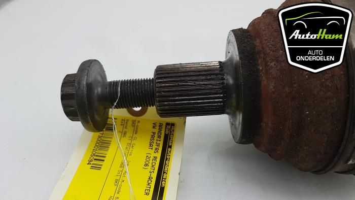 Aandrijfas rechts-achter van een Volkswagen Passat Variant (3C5) 2.0 TDI 16V 140 2006