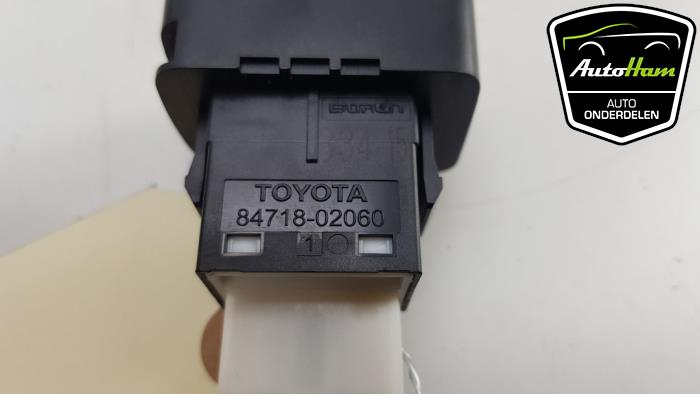 Schakelaar handrem van een Toyota Auris Touring Sports (E18) 1.8 16V Hybrid 2015