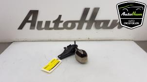 Gebruikte Versnellingsbak Steun Peugeot 208 I (CA/CC/CK/CL) 1.2 Vti 12V PureTech Prijs € 15,00 Margeregeling aangeboden door AutoHam