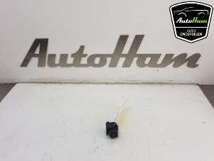 Gebruikte Schakelaar handrem Audi A4 Avant (B9) 2.0 40 T MHEV 16V Prijs € 20,00 Margeregeling aangeboden door AutoHam
