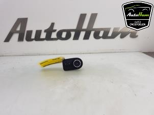 Gebruikte Licht Schakelaar Opel Corsa F (UB/UH/UP) 1.2 Turbo 12V 100 Prijs € 15,00 Margeregeling aangeboden door AutoHam