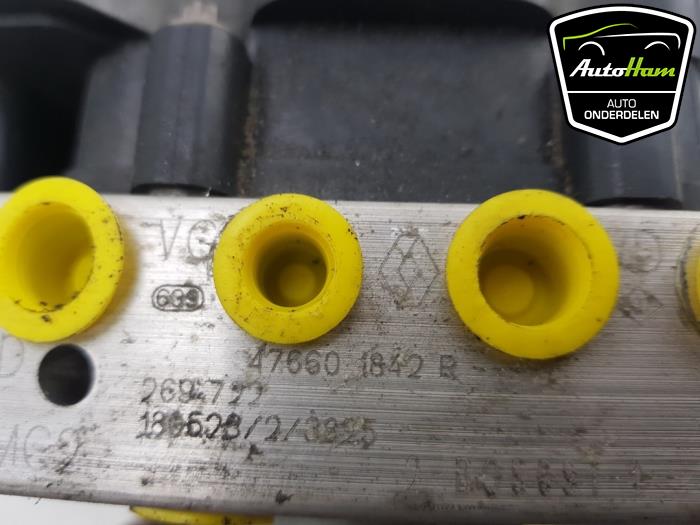 ABS Pomp van een Renault Clio IV Estate/Grandtour (7R) 0.9 Energy TCE 90 12V 2018