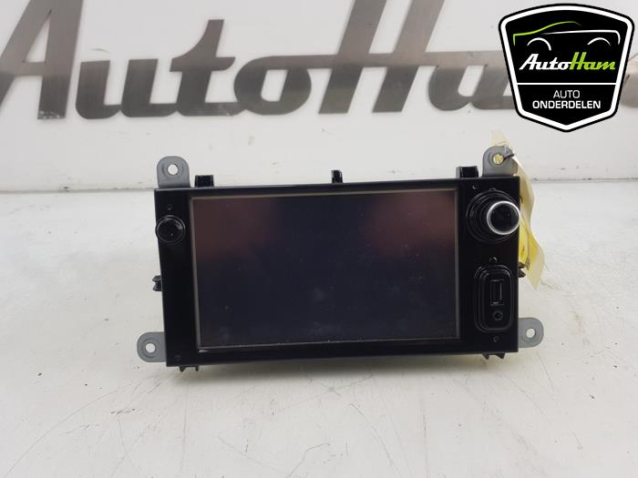 Display Multi Media regelunit van een Renault Clio IV Estate/Grandtour (7R) 0.9 Energy TCE 90 12V 2018