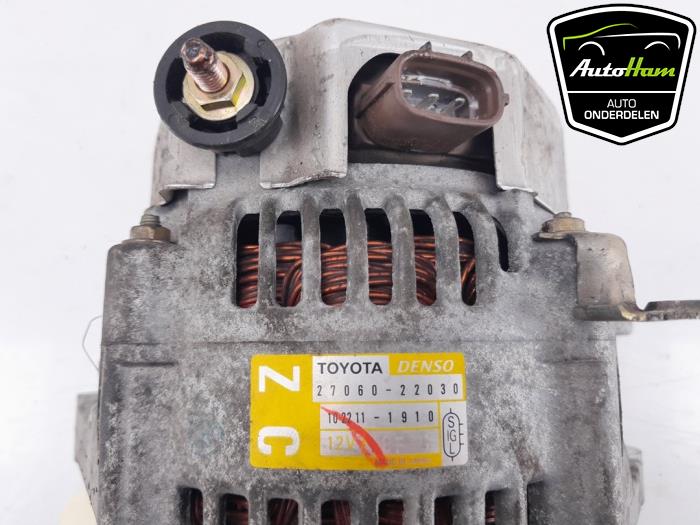 Dynamo van een Toyota Corolla (E12) 1.6 16V VVT-i 2004