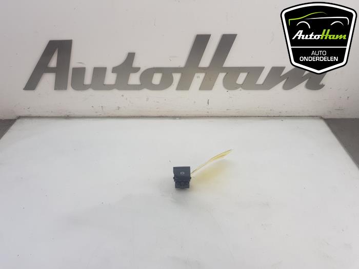 Gebruikte Handrem schakelaar Audi Q2 (GAB/GAG) 1.4 TFSI 16V Prijs € 20,00 Margeregeling aangeboden door AutoHam