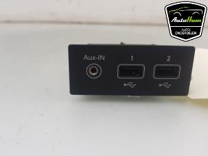 Gebruikte AUX/USB aansluiting Renault Clio V (RJAB) 1.0 TCe 100 12V Prijs € 40,00 Margeregeling aangeboden door AutoHam