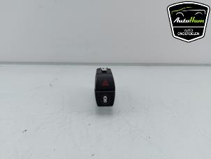 Gebruikte Schakelaar Paniekverlichting BMW X5 (F15) xDrive 30d 3.0 24V Prijs € 15,00 Margeregeling aangeboden door AutoHam