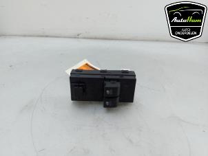 Gebruikte Schakelaar Elektrisch Raam Kia Cee'd Sporty Wagon (EDF) 1.4 16V Prijs € 35,00 Margeregeling aangeboden door AutoHam