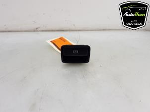 Gebruikte Schakelaar handrem Mercedes CLA (117.3) 2.0 CLA-250 Turbo 16V Prijs € 10,00 Margeregeling aangeboden door AutoHam