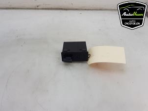 Gebruikte AUX/USB aansluiting Mazda 6 SportBreak (GJ/GH/GL) 2.0 SkyActiv-G 165 16V Prijs € 20,00 Margeregeling aangeboden door AutoHam