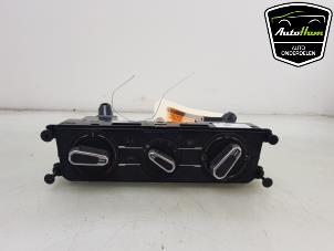 Gebruikte Chaufage Bedieningspaneel Volkswagen Polo VI (AW1) 1.0 MPI 12V Prijs € 20,00 Margeregeling aangeboden door AutoHam
