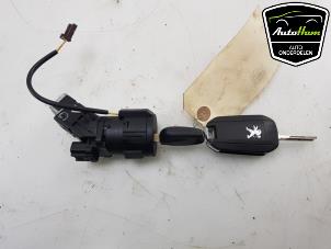 Gebruikte Kontaktslot + Sleutel Peugeot 208 I (CA/CC/CK/CL) 1.2 Vti 12V PureTech 82 Prijs € 25,00 Margeregeling aangeboden door AutoHam
