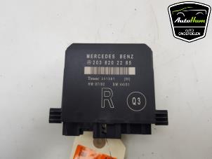 Gebruikte Deur module Mercedes C Combi (S203) 3.2 C-320 V6 18V 4-Matic Prijs € 25,00 Margeregeling aangeboden door AutoHam