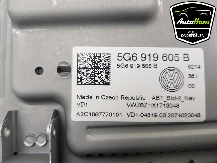 Display Multi Media regelunit van een Volkswagen Golf Sportsvan (AUVS) 1.5 TSI Evo BMT 16V 2020
