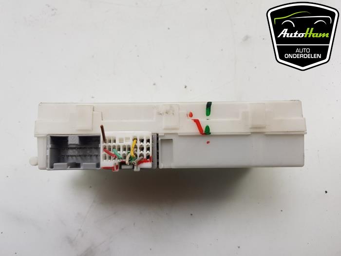 Computer Body Control van een Mitsubishi Space Star (A0) 1.0 12V 2013