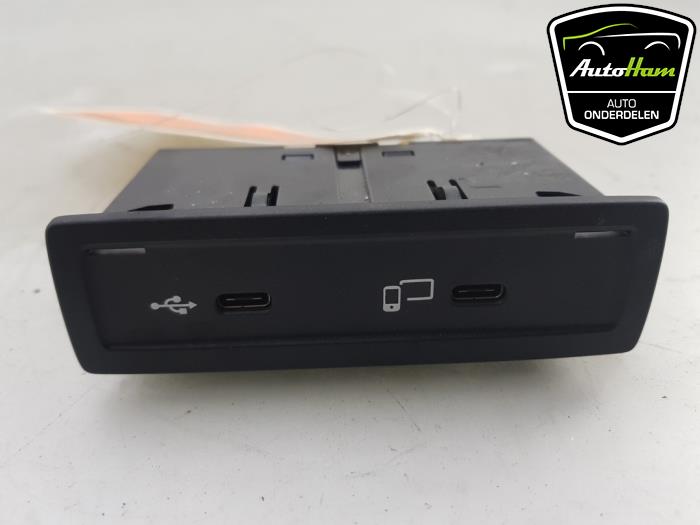 AUX/USB aansluiting van een Mercedes-Benz Sprinter 3,5t (907.6/910.6) 314 CDI 2.1 D RWD 2019