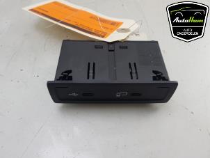 Gebruikte AUX/USB aansluiting Mercedes Sprinter 3,5t (907.6/910.6) 314 CDI 2.1 D RWD Prijs € 25,00 Margeregeling aangeboden door AutoHam