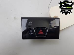 Gebruikte Gevarenlicht Schakelaar Volkswagen Golf VIII (CD1) 1.5 TSI BlueMotion 16V Prijs € 30,00 Margeregeling aangeboden door AutoHam