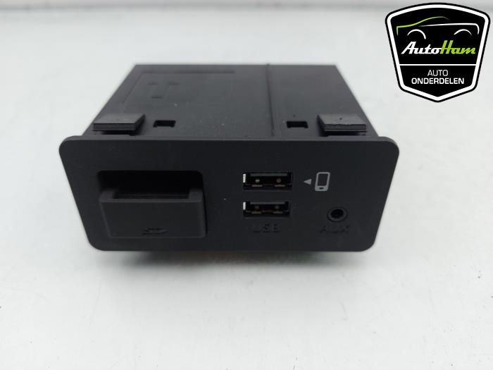 AUX/USB aansluiting van een Mazda 2 (DJ/DL) 1.5 SkyActiv-G 90 2021