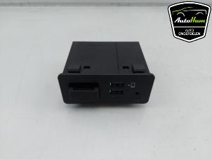 Gebruikte AUX/USB aansluiting Mazda 2 (DJ/DL) 1.5 SkyActiv-G 90 Prijs op aanvraag aangeboden door AutoHam