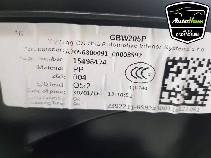 Dashboardkastje van een Mercedes-Benz C (W205) C-180 1.6 16V 2016