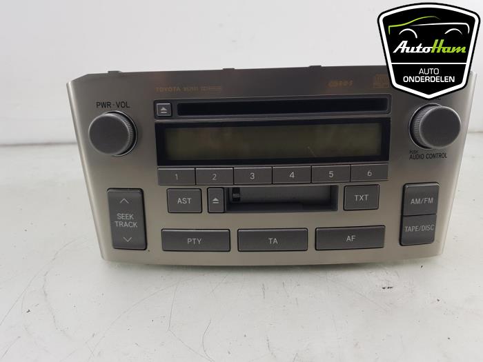 Radio CD Speler van een Toyota Avensis Wagon (T25/B1E) 2.0 16V VVT-i D4 2005