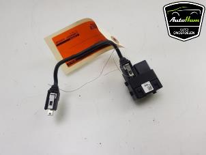 Gebruikte AUX/USB aansluiting Opel Astra J GTC (PD2/PF2) 1.4 Turbo 16V ecoFLEX 140 Prijs € 15,00 Margeregeling aangeboden door AutoHam