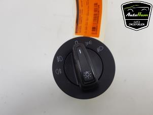 Gebruikte Schakelaar Licht Skoda Fabia III Combi (NJ5) 1.0 TSI 12V Prijs € 20,00 Margeregeling aangeboden door AutoHam