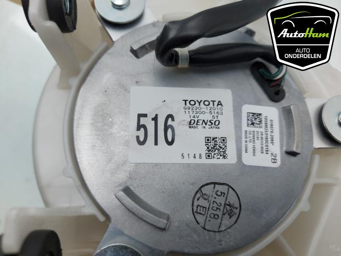 Accu ventilator van een Toyota Auris Touring Sports (E18) 1.8 16V Hybrid 2016