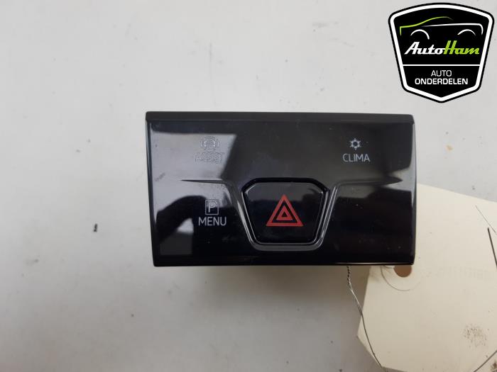 Alarmlicht Schakelaar van een Volkswagen Golf VIII Variant (GC5) 1.0 eTSI 12V 2021