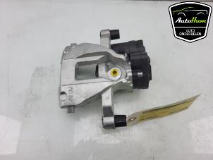 Gebruikte Remklauw (Tang) links-achter Volkswagen Multivan T7 2.0 TSI 16V Prijs € 125,00 Margeregeling aangeboden door AutoHam