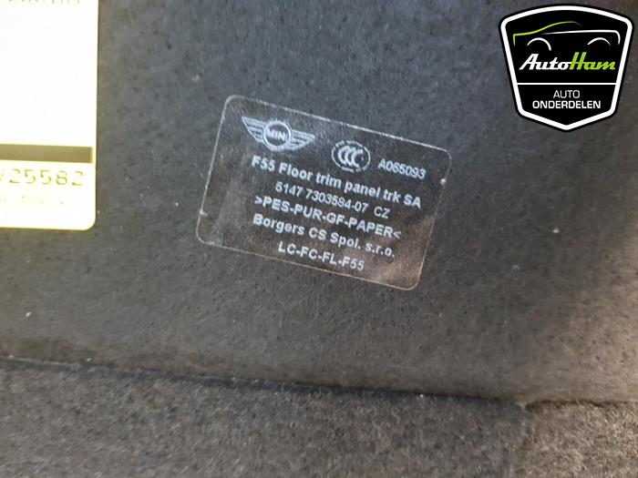 Vloerplaat bagageruimte van een MINI Mini (F55) 2.0 16V Cooper S 2015
