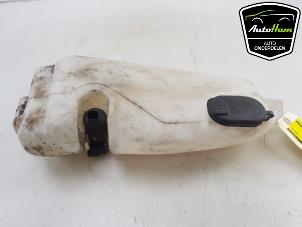 Gebruikte Ruitensproeiertank voor Dacia Duster (HS) 1.2 TCE 16V Prijs € 20,00 Margeregeling aangeboden door AutoHam