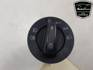 Gebruikte Licht Schakelaar Volkswagen Polo VI (AW1) 1.0 MPI 12V Prijs € 10,00 Margeregeling aangeboden door AutoHam