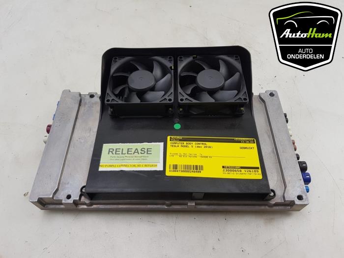 Gebruikte Bodycontrol Module Tesla Model S 75 Prijs € 250,00 Margeregeling aangeboden door AutoHam
