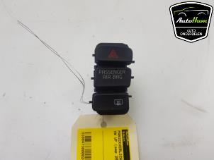 Gebruikte Alarmlicht Schakelaar Volkswagen Up! (121) 1.0 12V 60 Prijs € 10,00 Margeregeling aangeboden door AutoHam