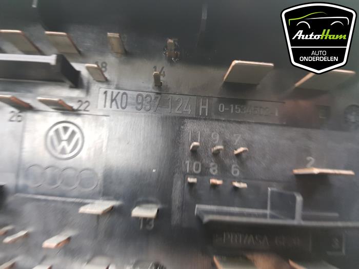 Zekeringkast van een Volkswagen Touran (1T1/T2) 1.6 FSI 16V 2003