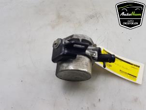 Gebruikte Vacuumpomp Rembekrachtiging Renault Clio IV (5R) 1.5 Energy dCi 90 FAP Prijs € 25,00 Margeregeling aangeboden door AutoHam