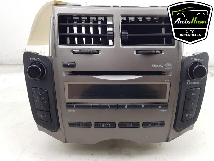 Radio CD Speler van een Toyota Yaris II (P9) 1.0 12V VVT-i 2011