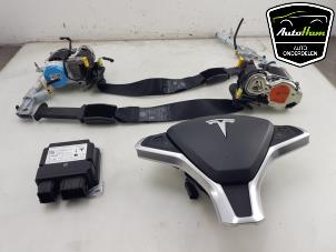 Gebruikte Airbag set + dashboard Tesla Model X 100X Prijs € 1.633,50 Inclusief btw aangeboden door AutoHam