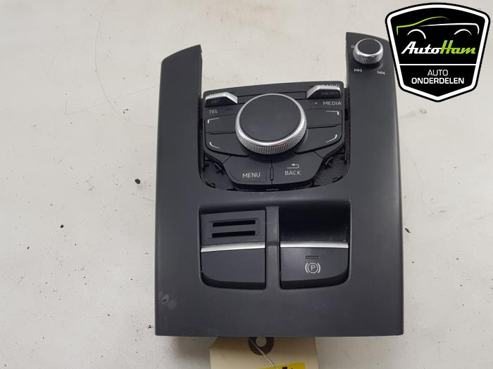 Radiobedienings paneel van een Audi A3 Sportback (8VA/8VF) 2.0 TDI 16V 2014