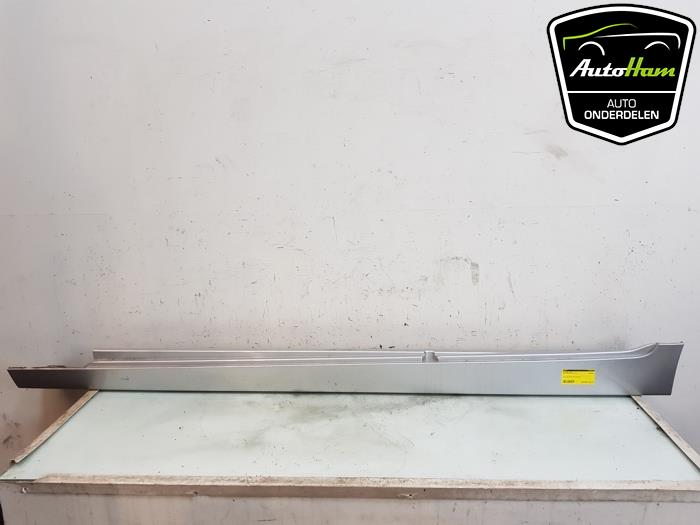 Zijskirt links van een BMW 5 serie (F10) 520i 16V 2012