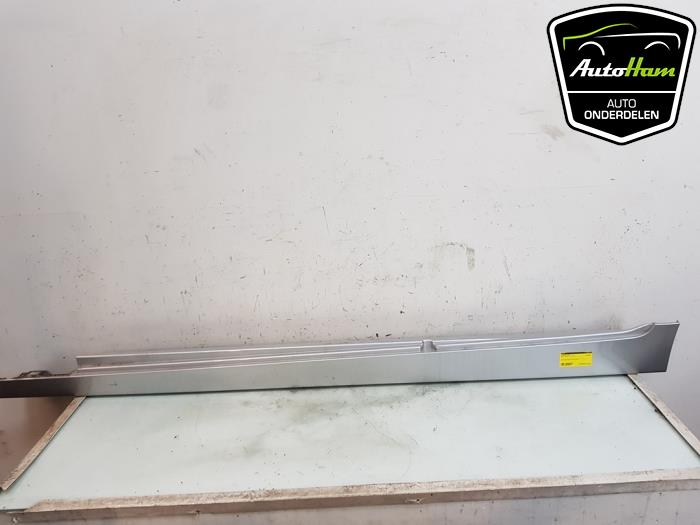 Zijskirt links van een BMW 5 serie (F10) 520i 16V 2012