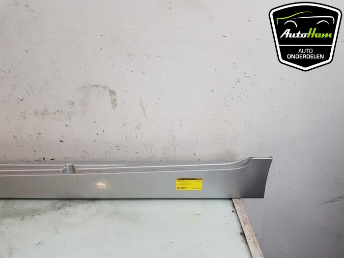 Zijskirt links van een BMW 5 serie (F10) 520i 16V 2012