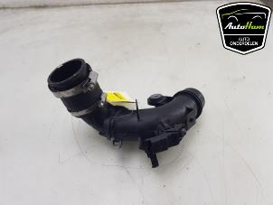 Gebruikte Intercooler Buis Peugeot 308 SW (L4/L9/LC/LJ/LR) 1.2 12V e-THP PureTech 130 Prijs € 20,00 Margeregeling aangeboden door AutoHam