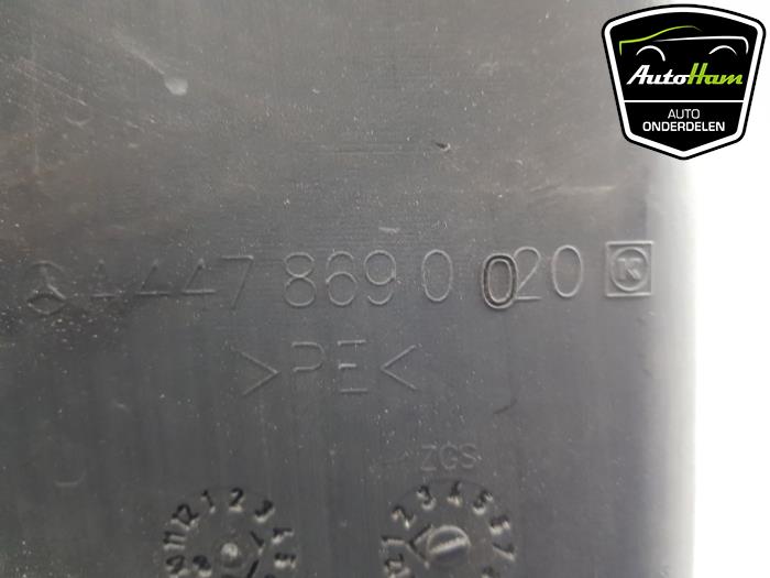 Ruitensproeiertank voor van een Mercedes-Benz Vito (447.6) 2.2 116 CDI 16V 2018