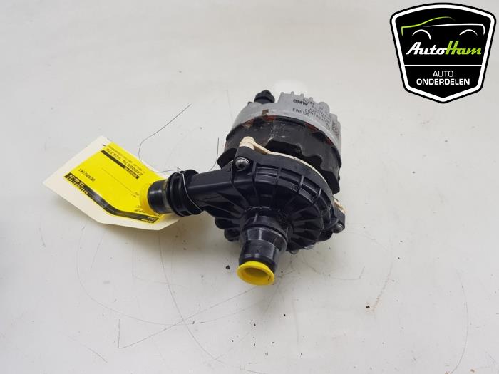 Extra waterpomp van een BMW X5 (G05) xDrive 45 e iPerformance 3.0 24V 2022